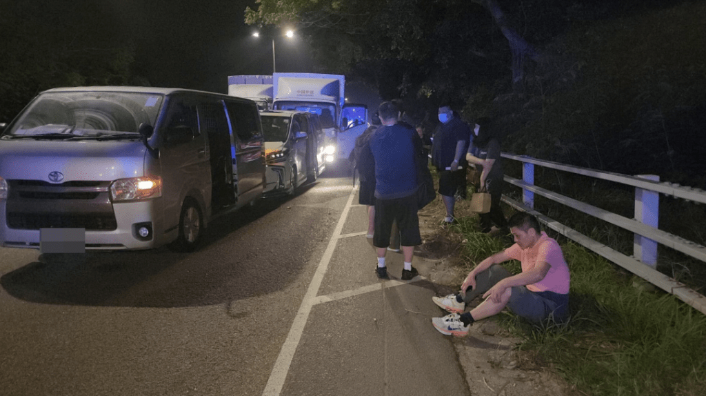 車禍後有人坐在路邊。黎志偉攝