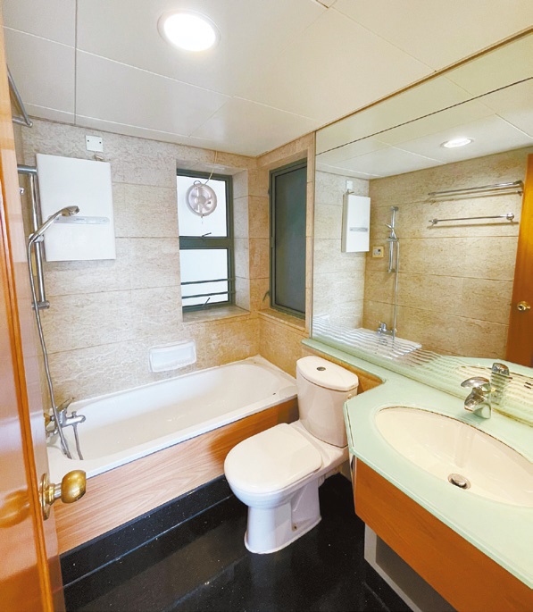 浴室窗户装有通风窗，更设有大面镜子提亮空间。