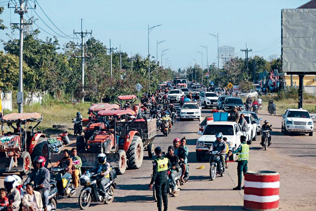 在柬埔寨邊境奧多棉吉省，居民大規模撤離，逃避戰火。