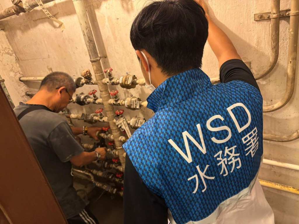 截至下午6時,署方協助清理逾300戶的水錶及120戶的電熱水爐入水位。滴惜仔FB 截至下午6時,署方協助清理逾300戶的水錶及120戶的電熱水爐入水位。滴惜仔FB
