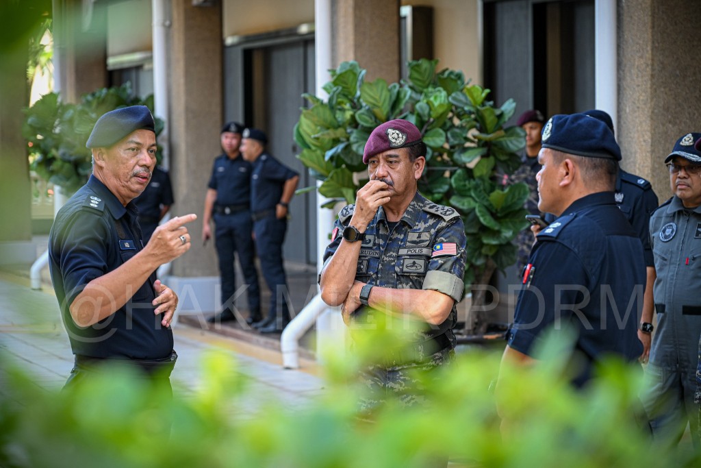 大马警察总长拉扎鲁丁视察习近平访马涉及的机场和酒店等设施的安保情况。　马来西亚警方FB