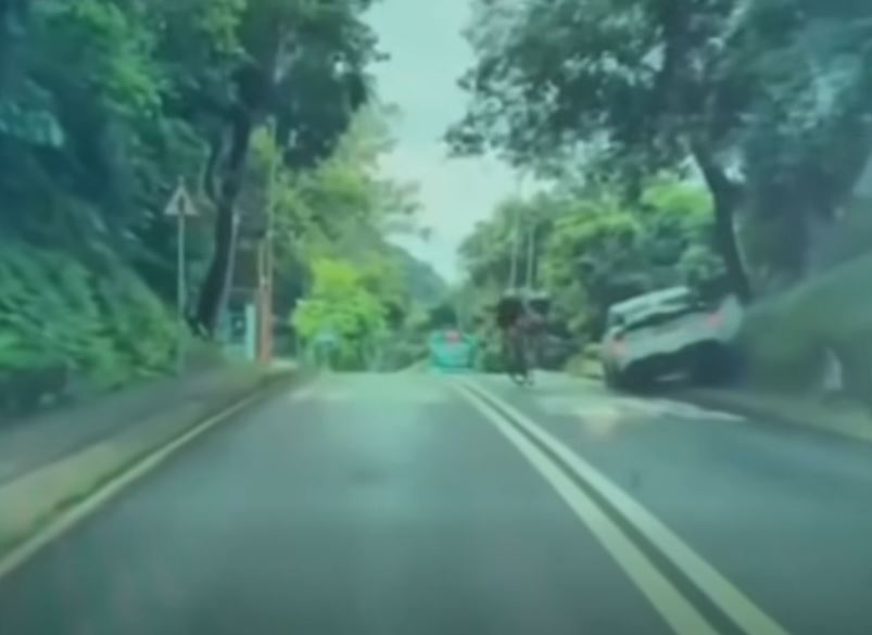 私家車剷向斜坡變「炮彈飛車」。fb「車cam L（香港群組）」影片截圖