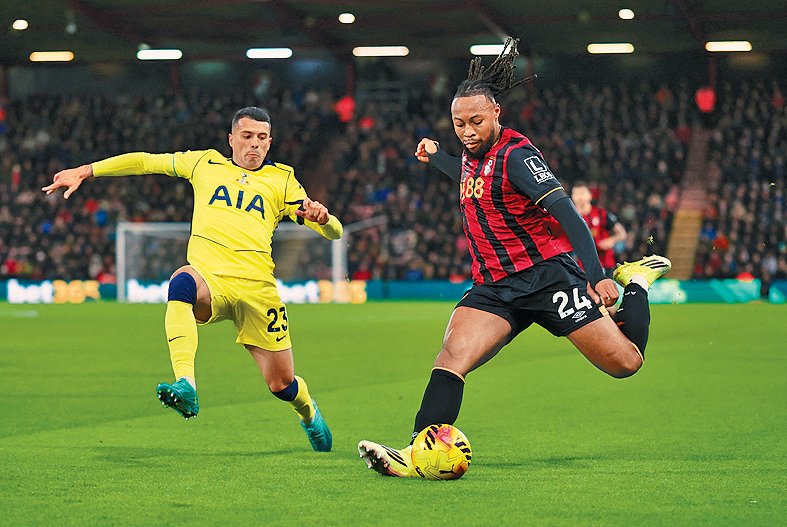 施美安（右）為般尼茅夫射入絕殺球。