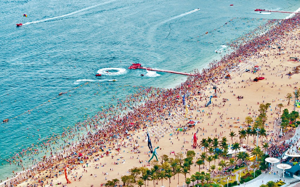 夏日炎炎，大灣區遊客匯聚大梅沙避暑。