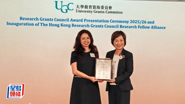 教育局局長蔡若蓮（右）頒發研資局高級研究學者計劃狀予浸大化學系教授汪君（左）。圖片來源：浸會大學