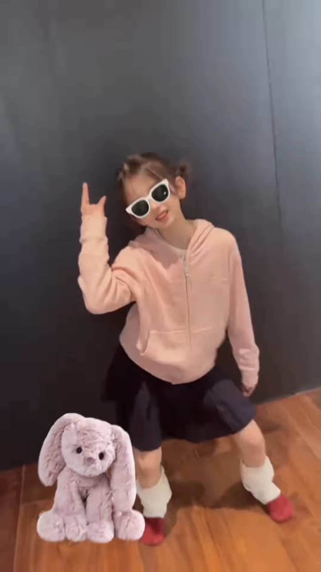 當時只有7歲大女Chantelle的影片。