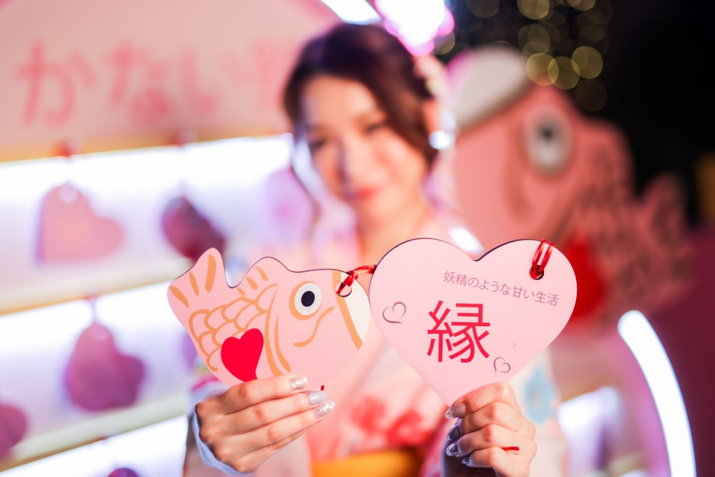 在神社场景可透过两款可爱造型绘马祈愿。