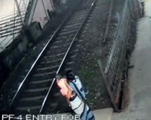 孟買少婦抱女兒跳軌自殺。網上圖片