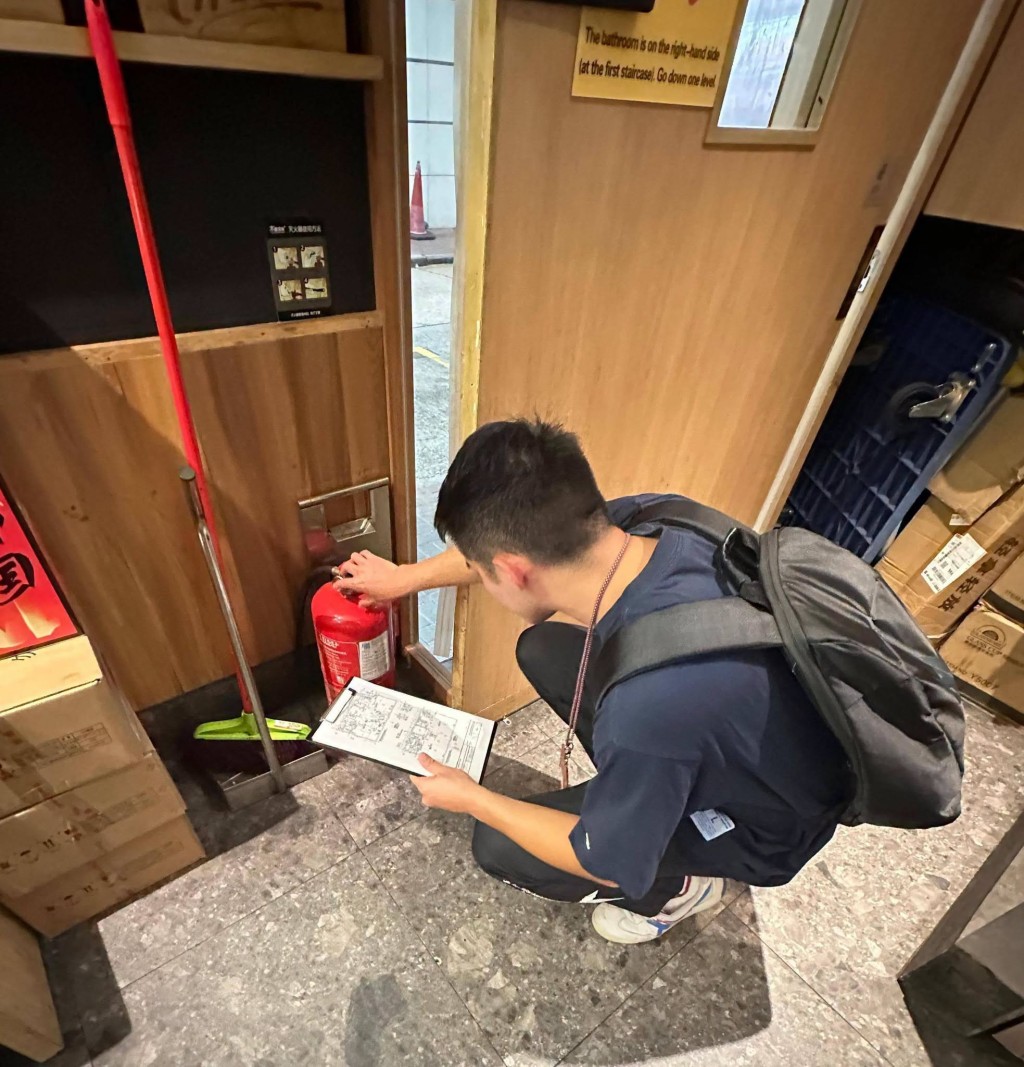 消防處於9月29日及30日再度採取特別執法行動,派員以便衣方式主動巡查8幢較高風險樓宇。消防處fb圖片 消防處於9月29日及30日再度採取特別執法行動,派員以便衣方式主動巡查8幢較高風險樓宇。消防處fb圖片