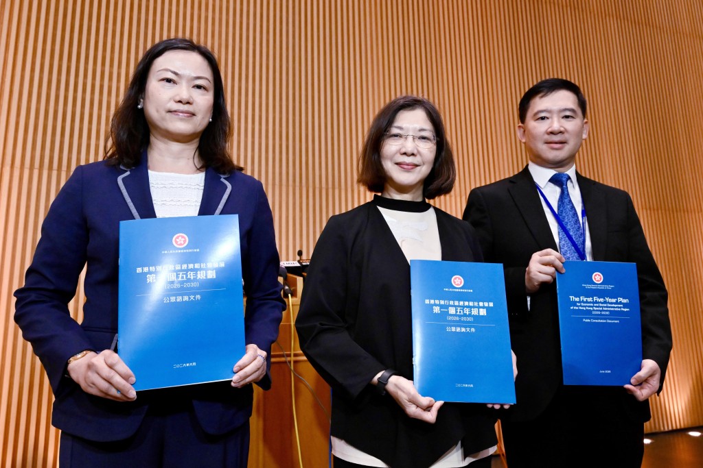 她強調，「五年規劃」並非「定咗就唔改」，會因應大環境及新科技，例如人工智能、新能源等科新發展而調整。