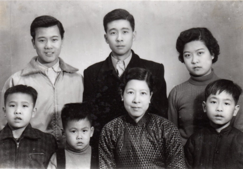 叶振棠（右一）有不少兄弟姊妹，图为叶振棠小时候与母亲、大哥、三哥、二姐、七弟、八弟的合照。