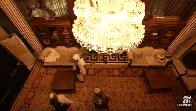 杜斯塔姆豪宅巨大水晶吊燈。《紐約時報》視頻截圖