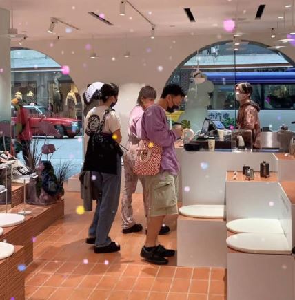 阿徐和Eason不約而同穿上粉紫上衣。