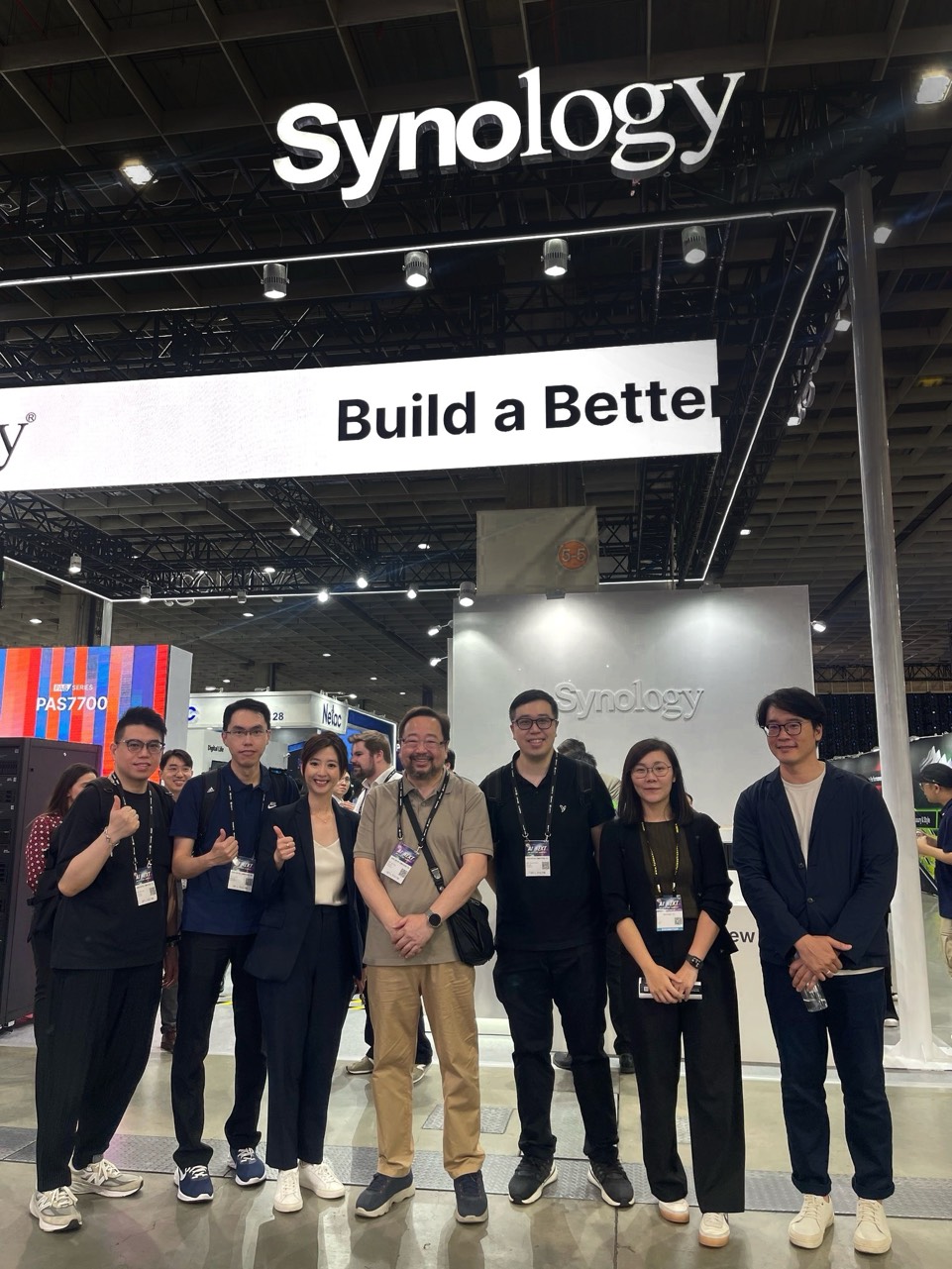 Synology 香港代理商、當地合作夥伴與Synology 高階業務管理團隊合影。 Synology 香港代理商、當地合作夥伴與Synology 高階業務管理團隊合影。