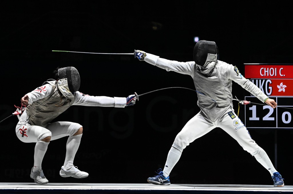 蔡俊彦（左）以决一剑险胜科高尼晋级决赛。国际剑联facebook图片