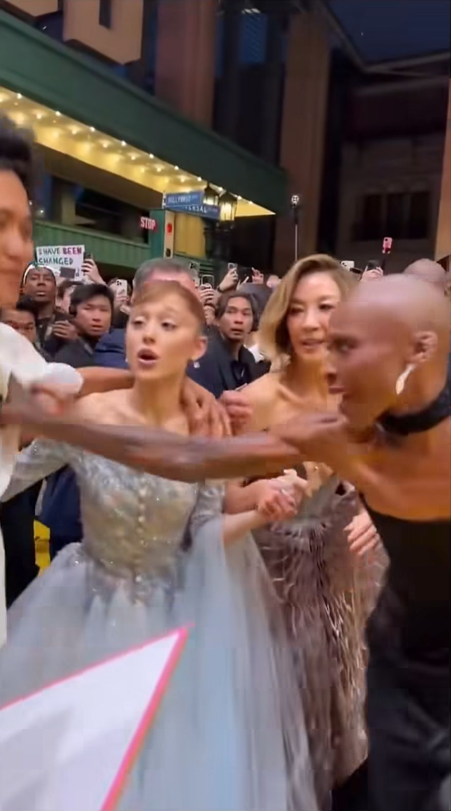 一名男狂迷跨過圍欄，闖入黃地毯再突襲Ariana，Cynthia即出手推開男子。