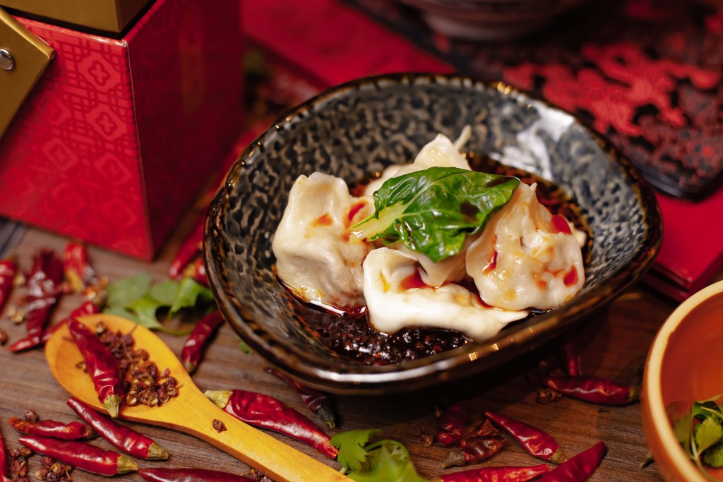 附有麻辣烫招牌四川麻酱伴抄手享用。