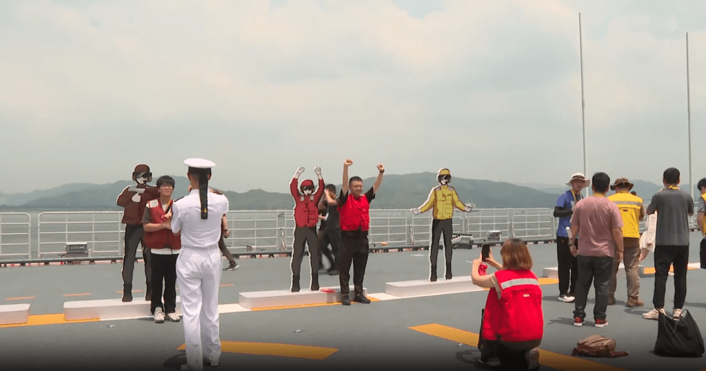 市民可試穿艦員彩色工作服體驗。