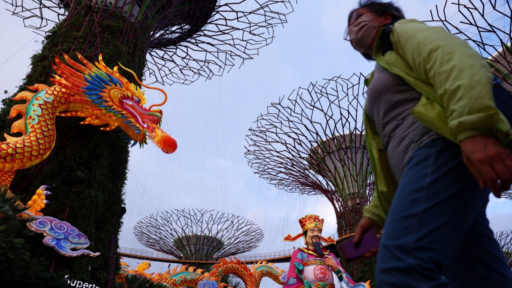 新加坡濱海灣花園的擎天大樹以財神雕塑和龍雕塑迎龍年。 路透社