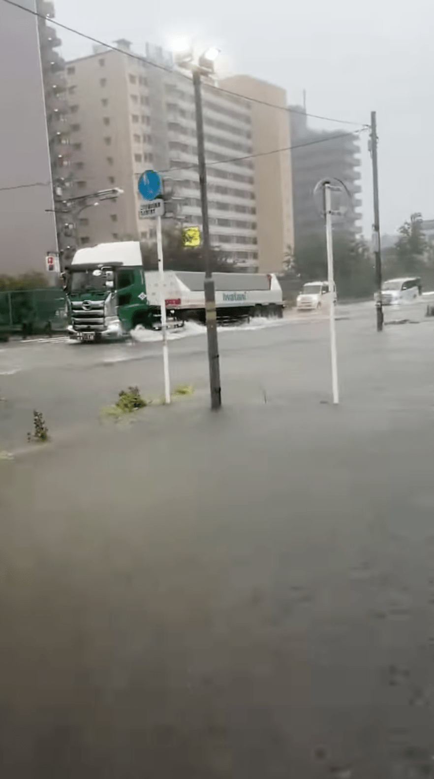 暴雨下，千叶县多处道路变成黄泥急流，水深淹及车轮。Threads@gojapanbyunclenine