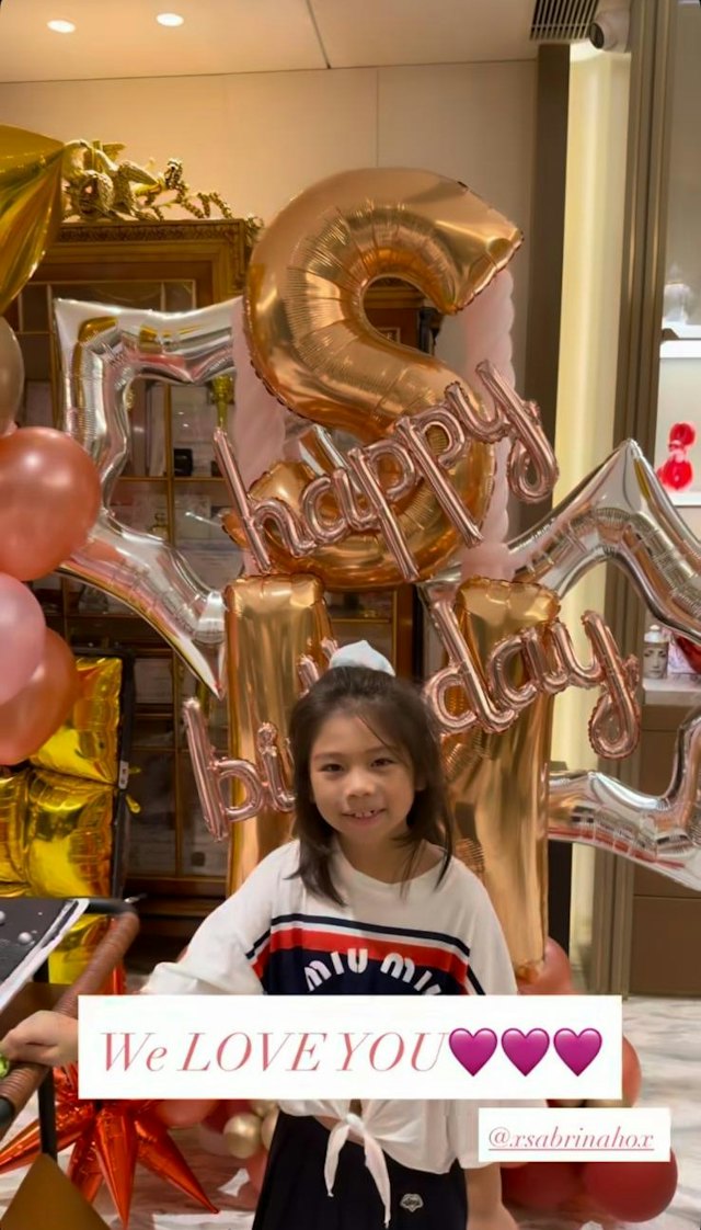 何超盈的囡囡向媽媽送祝賀。 何超盈的囡囡向媽媽送祝賀。