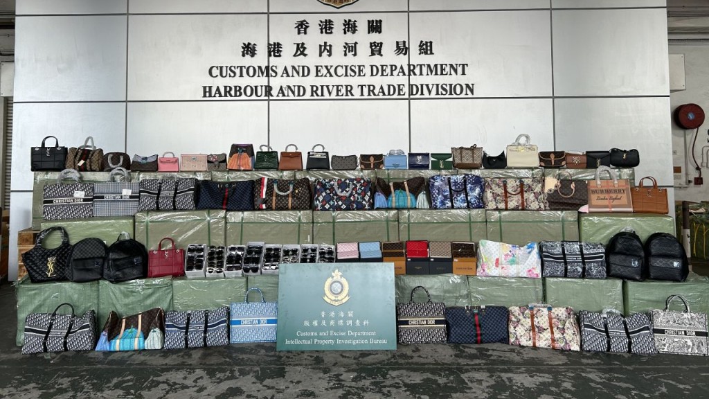 海關葵涌截查南沙至智利貨櫃 檢600萬元冒牌手袋銀包等。海關圖片