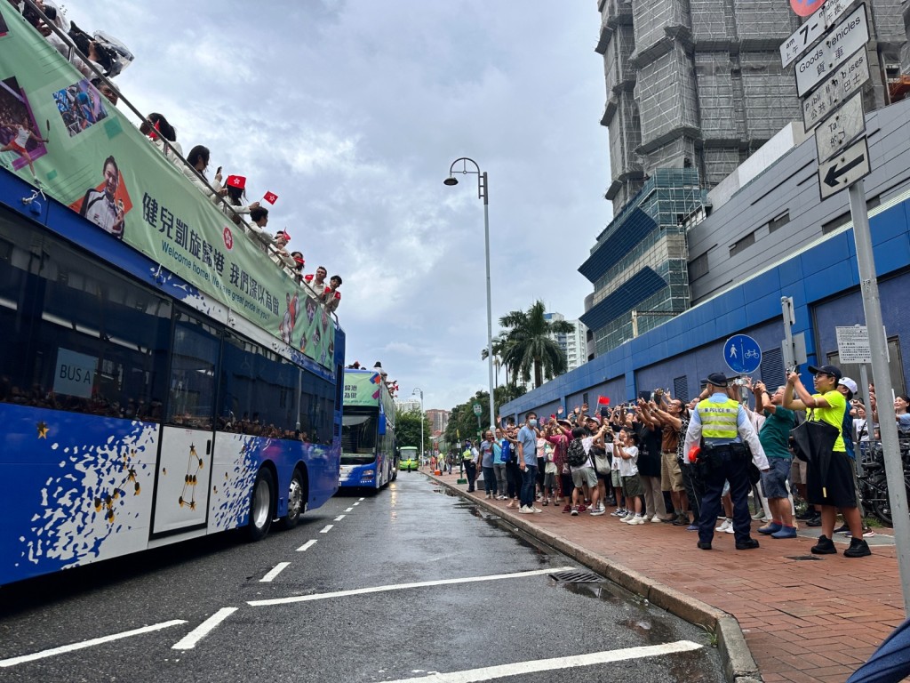 大批巿民在大圍港鐵站等候冀睹運動員風采。梁國峰攝