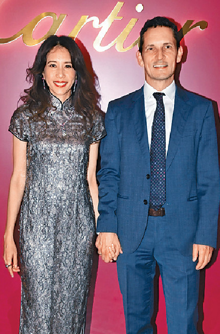 ■莫文蔚与老公Johannes拍住拖现身。  