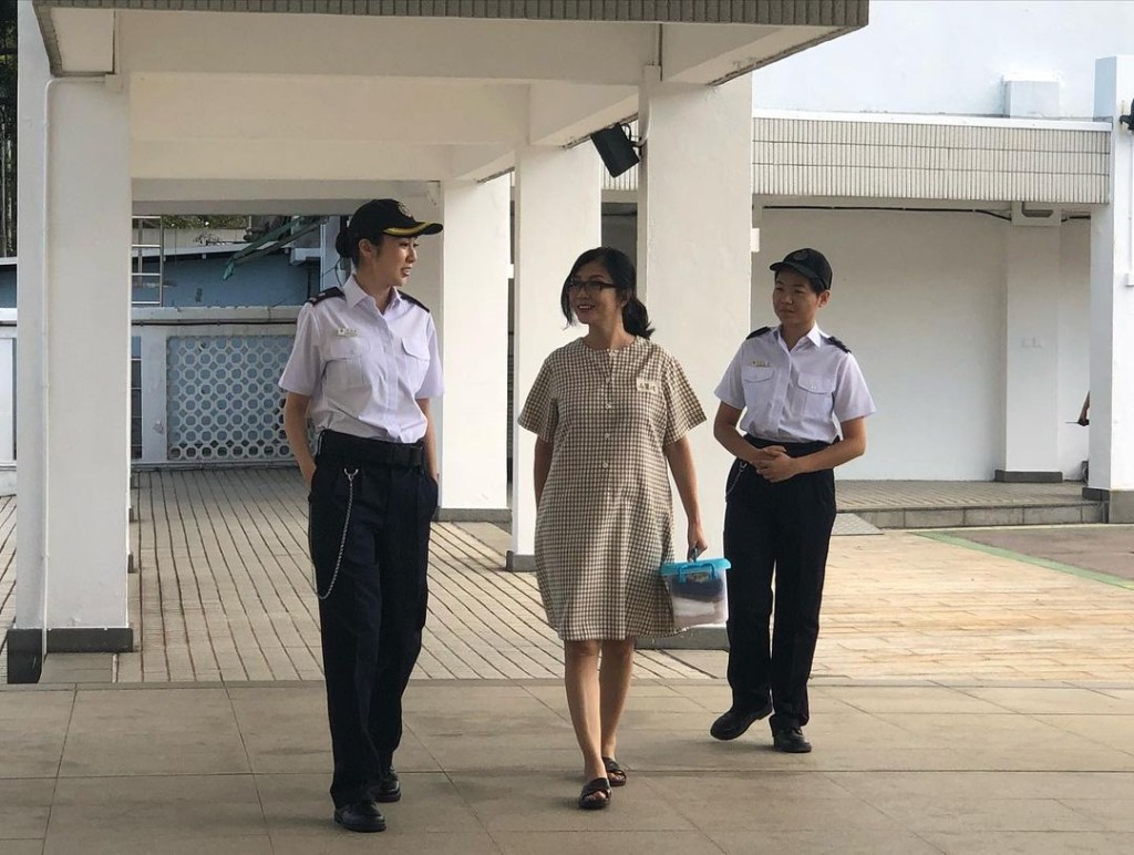 庄思敏（左）为有份演出的电影《女子监狱》宣传，并透露即将回港。