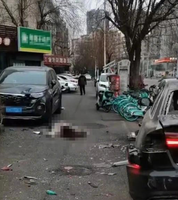 辽宁沈阳汽车逆行冲行人道，撞倒多人，已致1死4伤。  