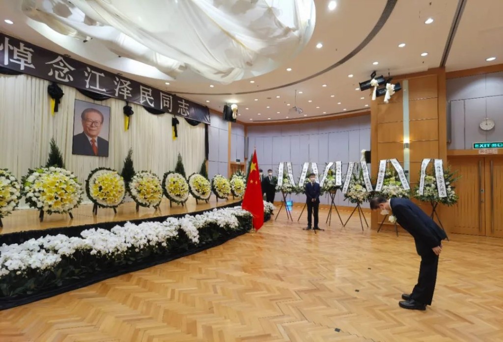 中联办主任骆惠宁向江泽民的遗像三鞠躬。