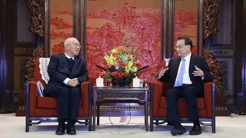李克強會見「港產」數學大師丘成桐。新華社圖