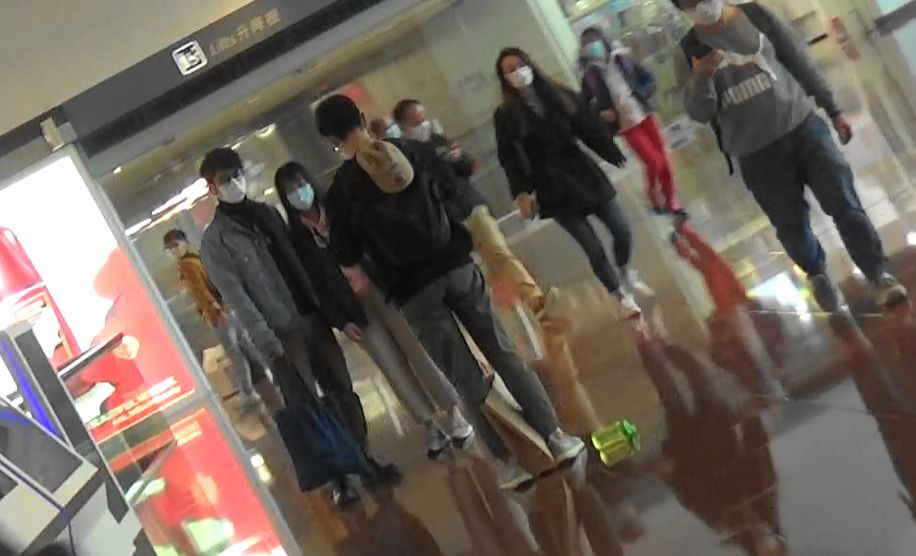 戴住口罩的Alfred仍被途人認出,他更Nice爆跟女粉絲合照。
