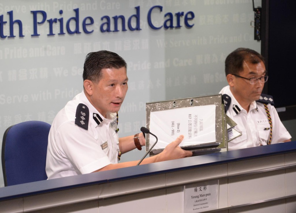 九龍城警區指揮官署理總警司楊文彬(左)。