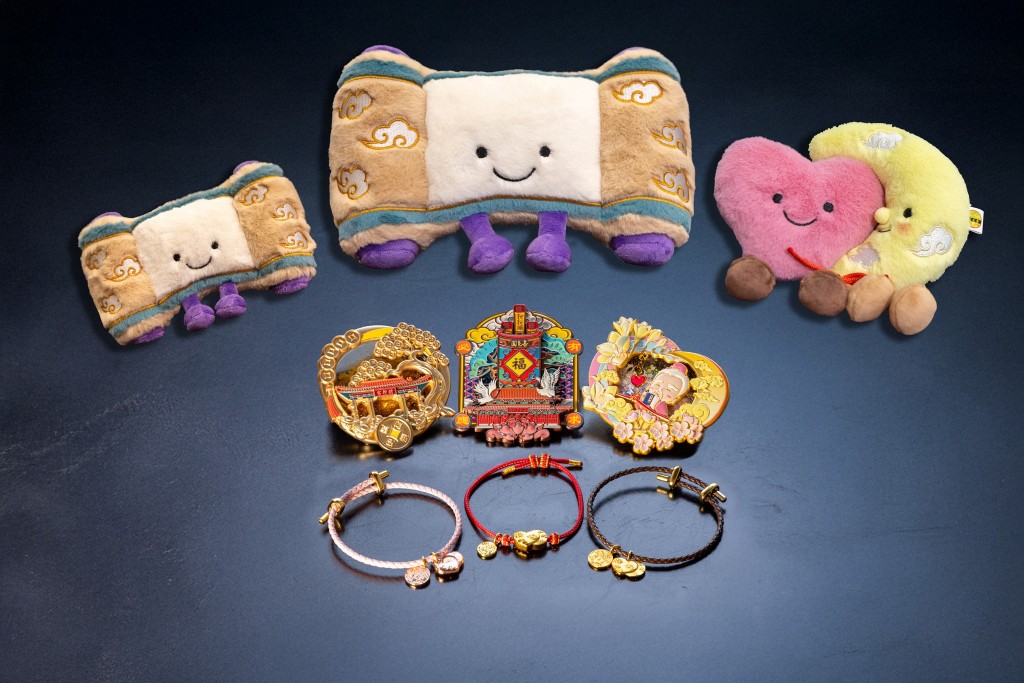文創產品包括「心月之約手繩」、「情侶皮手繩」、「姻緣美滿冰箱貼」、「月老姻緣簿造型公仔」、「月亮心心公仔」、黃大仙祠及財神宮主題冰箱貼。 文創產品包括「心月之約手繩」、「情侶皮手繩」、「姻緣美滿冰箱貼」、「月老姻緣簿造型公仔」、「月亮心心公仔」、黃大仙祠及財神宮主題冰箱貼。