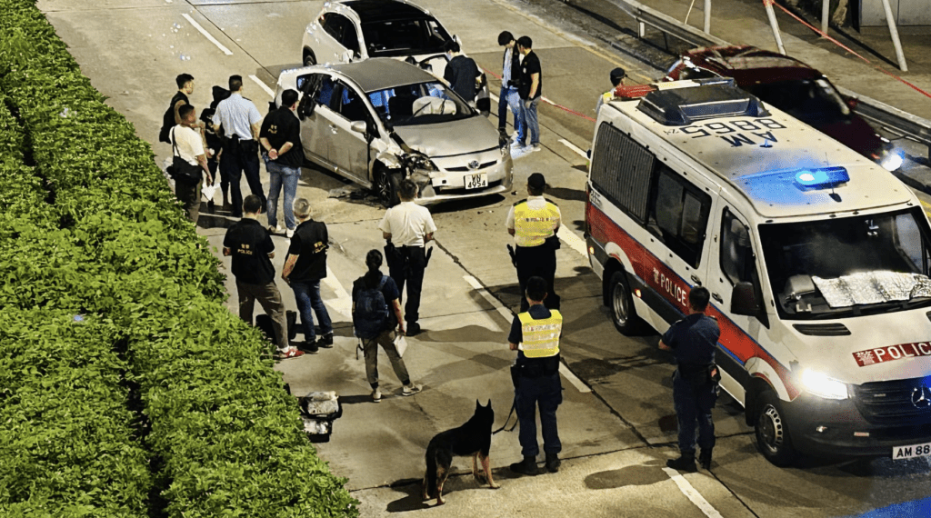 警方派出搜查犬駐場，以備有需要時出動。蔡楚輝攝