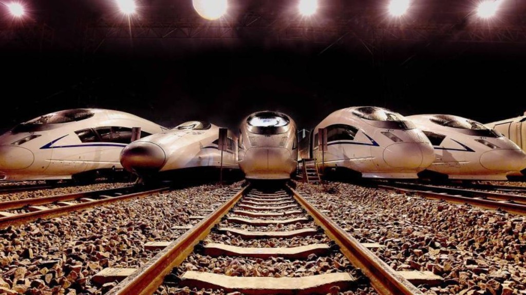 鐵路部門在五一假期前後，每日加開700列高鐵夜車。新華社