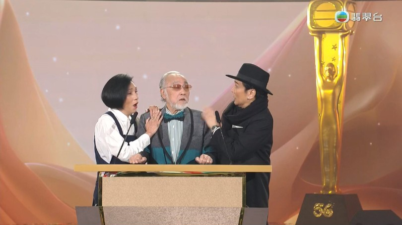 戚美珍、卢海鹏及贾思乐颁发「最佳男主持」。