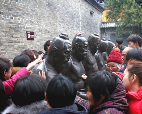 大批民眾拍打秦檜等5人鐵鑄像。網圖