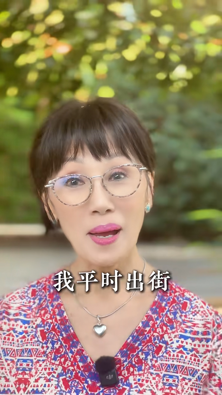 韓馬利近日拍片分享自己平時出街帶幾錢。