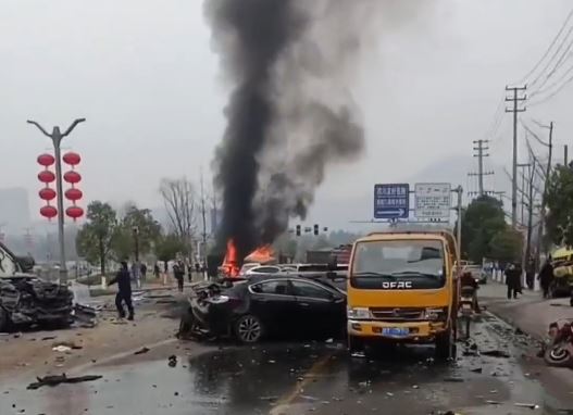 車禍現場慘烈，多輛車損毀嚴重。微博