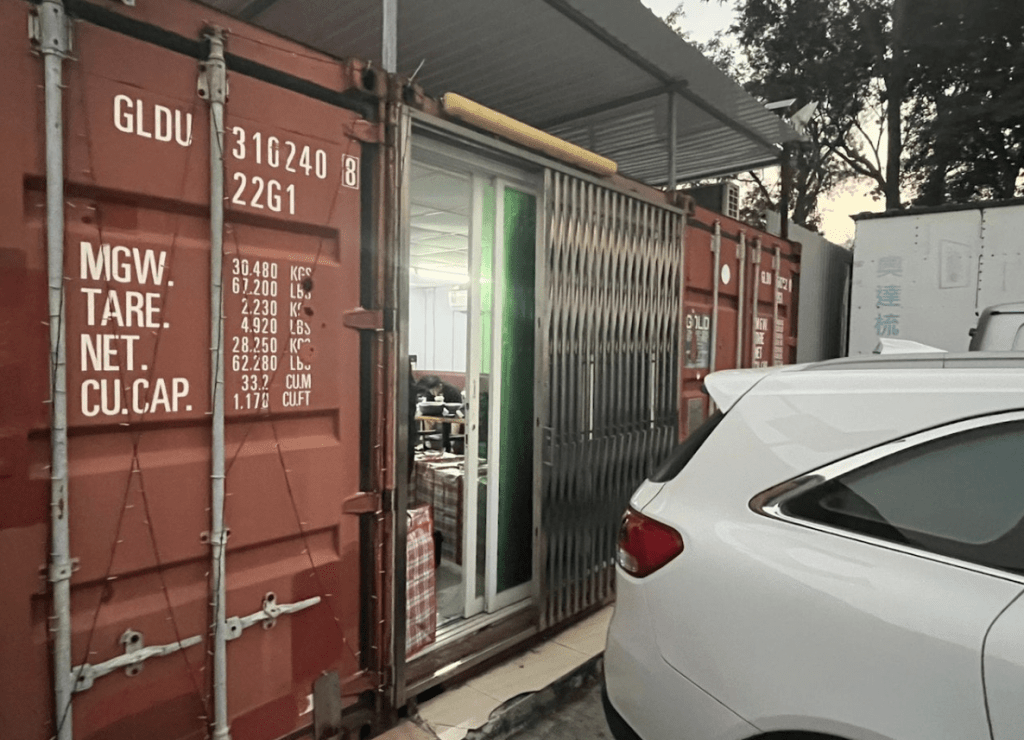 香港海關昨日（5日）採取反私煙行動，在上水天平山村搗破一個利用偏遠貨櫃屋作掩飾的私煙儲存及分銷中心，檢獲約12.2萬支懷疑私煙，市值約55萬元。海關圖片