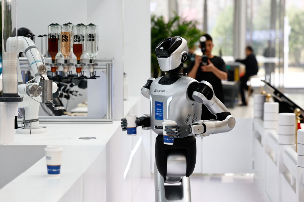 樂聚科技公司研製的人形機械人可以裝咖啡。路透社