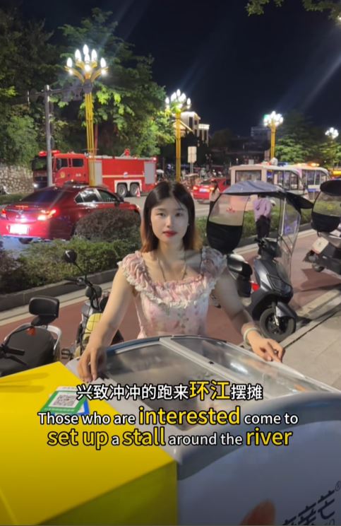 小李裸辭準備考公務員，目前在擺攤賣雪糕賺考試費。抖音@游上岸的李丫