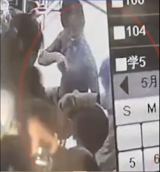監控片段顯示，坐著的女教師捉著男生，要全班26人輪流拍打該男生。