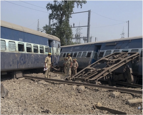 高速火车的6节车厢脱轨。 AP 