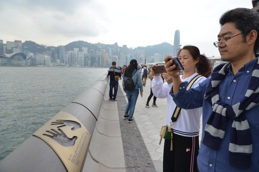 不少旅客前往星光大道。