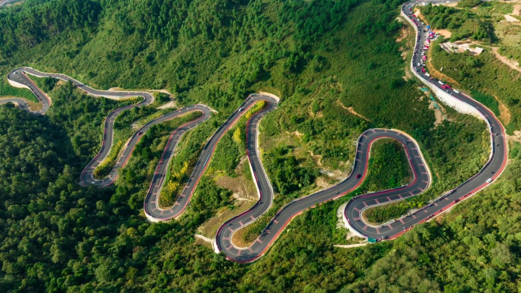 騎龍坡的盤山車道，是車友「砌車」聖地。小紅書