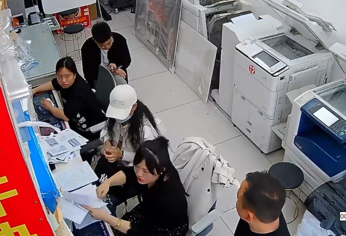 白帽女打印后迫店员协助分类不果，即情绪崩溃。抖音
