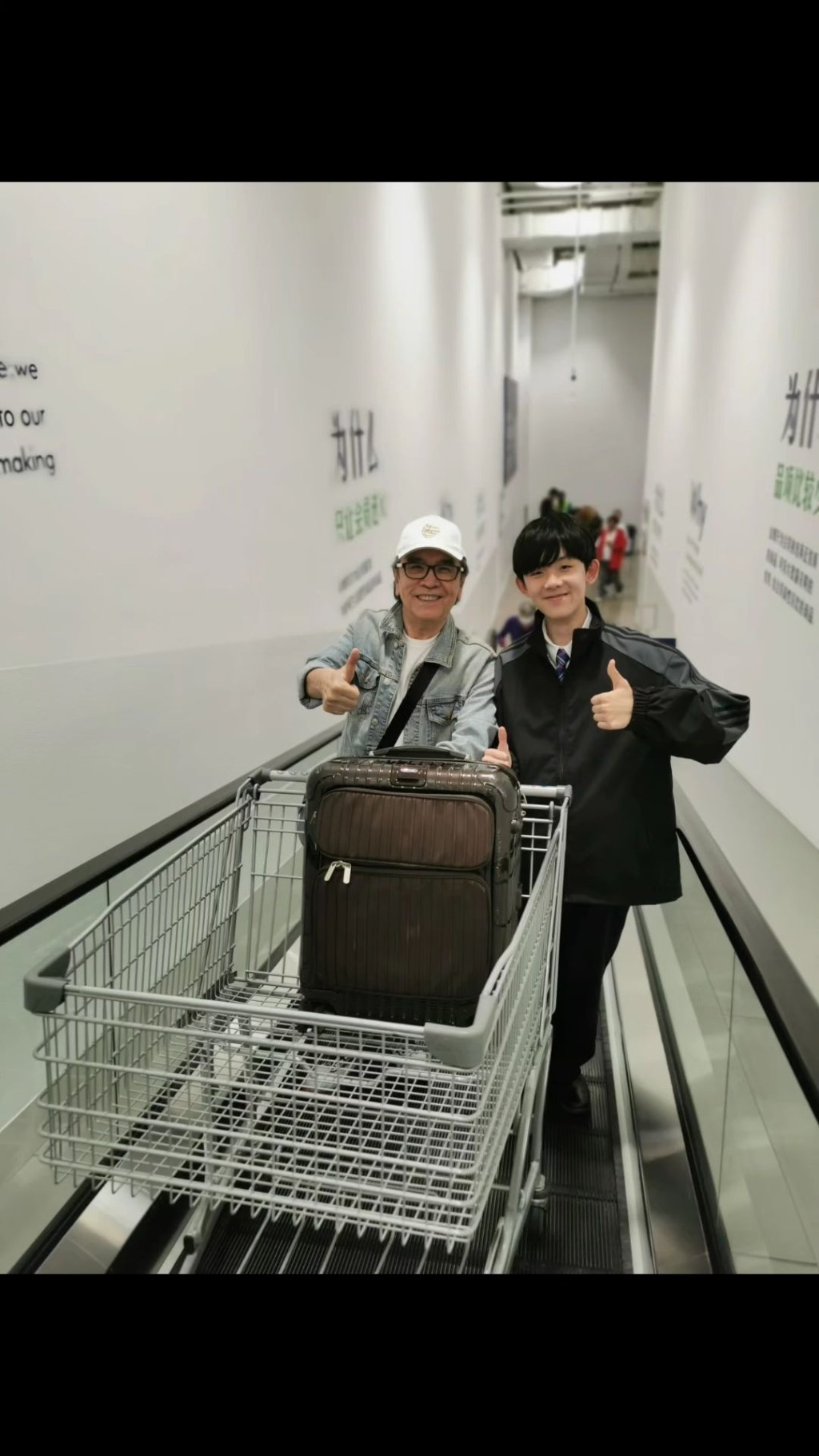 姜大衛（左）曾三代同堂北上深圳超市山姆辦年貨。